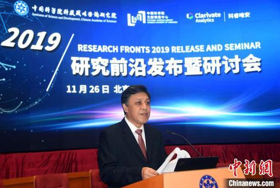 中国科学院科技战略咨询研究院院长潘教峰主持发布活动。 孙自法 摄