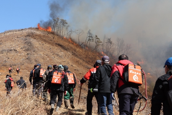　当地时间3月6日，韩国江原道，消防人员扑救工作持续进行中。