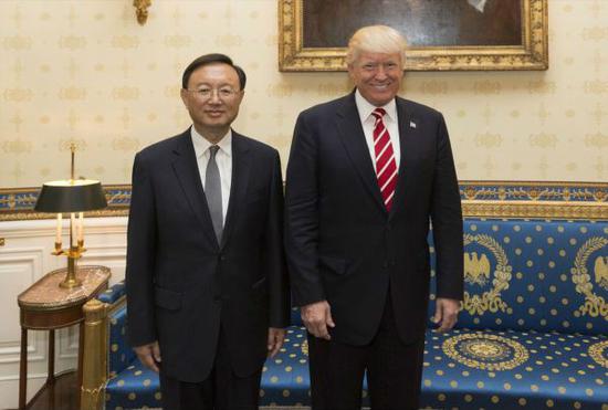 2017年6月22日，美国总统特朗普（右）在白宫会见正在华盛顿出席首轮中美外交安全对话的中国国务委员杨洁篪。（新华社）