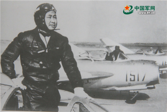 1965年，方槐任军长时在丹东机场参加飞行。  中国军网 资料图