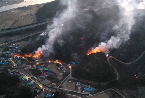 　　火势蔓延至江原道三陟市住宅区附近。当地时间3月5日，山林部门已向三陟市远德邑月川里等地的1000多名居民发布疏散令。
