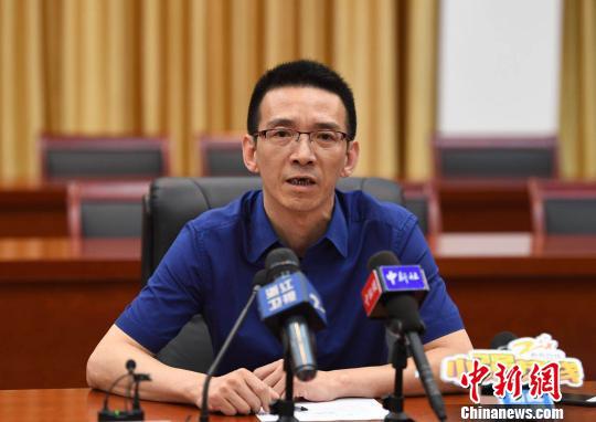 桐庐县气象局局长陈斌通报情况. 王刚 摄