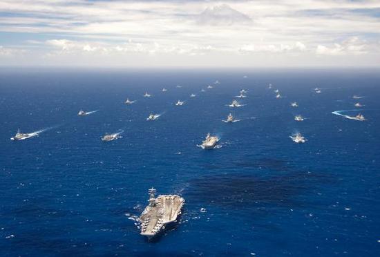 美国海军编队展示力量。