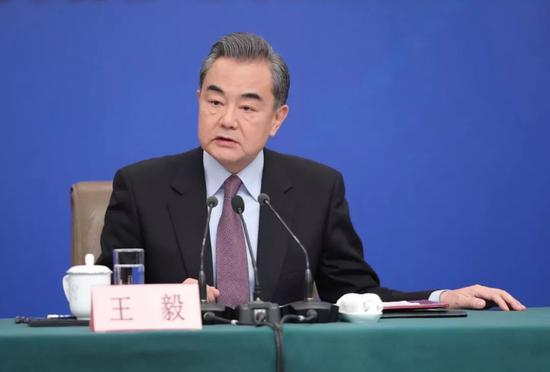 3月8日上午，王毅就“中国外交政策和对外关系”相关问题回答中外记者提问。摄影/新京报记者 彭子洋