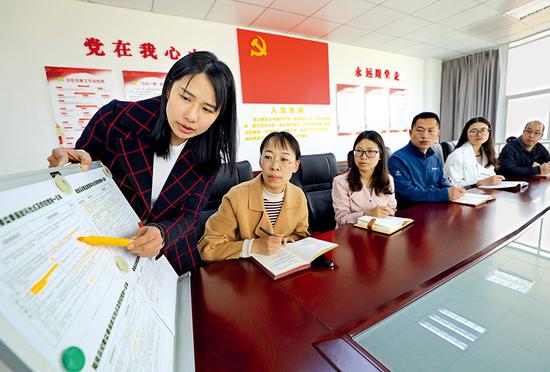 云南省曲靖市纪委监委按照“打铁必须自身硬”要求，严格执行监督执纪工作规则，依据岗位职责职权，采取梳理<a href='https://www.fishea.cn/mall/'  target='_blank'>风险</a>清单、制定防控措施、建立预警机制等手段，建立健全行使纪检监察权的监督制约机制，把权力关进制度笼子。图为2019年3月5日，该市纪委监委干部在对排查出的“权力运行<a href='https://www.fishea.cn/mall/'  target='_blank'>风险</a>清单”进行分析讨论。 王勇 邓丽春/摄