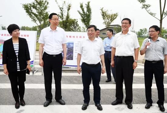 7月27日,江苏省委常委、南京市委书记张敬华,南京市市长蓝绍敏率南京市党政代表团赴淮安考察。 本文图片均来自“南京日报”微信公众号