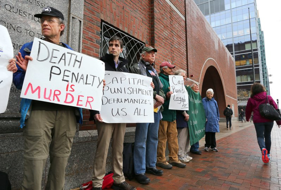 2015年4月，波士顿马拉松爆炸案发生后，法院外的反死刑示威