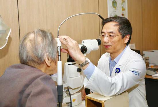 102岁老太做白内障手术:又可以玩喜欢的游戏了 102岁老太做白内障手术:又可以玩喜欢的游戏了