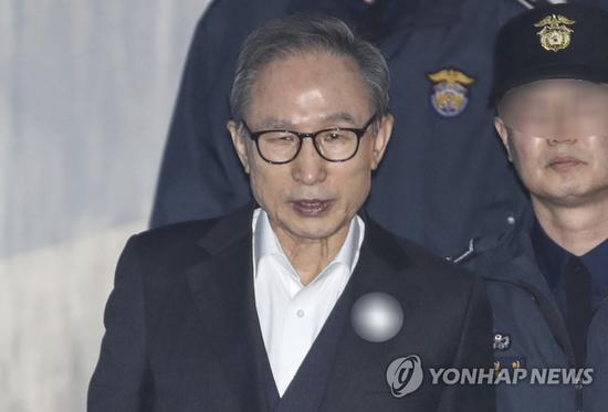 1月2日，李明博出庭受审。（韩联社）