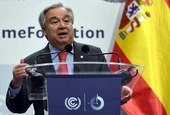 12月2日，新一届联合国气候变化大会在西班牙马德里开幕。图为联合国秘书长古特雷斯在新闻发布会上讲话。（新华社 法新社）