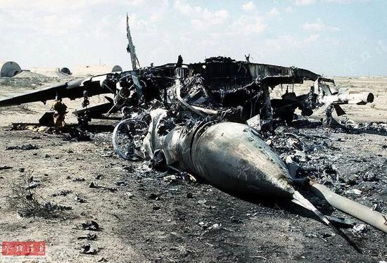 未及起飞便被摧毁在地面上的伊空军米格-29战斗机