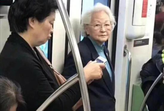 “那位满头银发，独自乘坐地铁的长者，是上海市原副市长谢丽娟女士……”