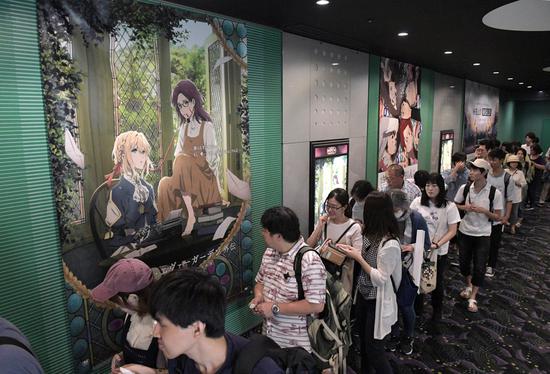 “紫罗兰永恒花园外传”上映时，观众排长队等待入场（京都新闻）