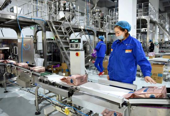中国努力提振国人经济信心。图为10月20日，工人在一家企业自动化包装车间工作。新华社