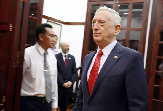 ▲10月16日，美国国防部长马蒂斯抵达越南进行访问。（美联社）