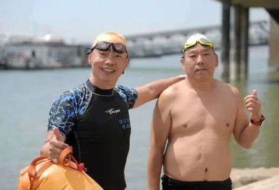 汉口王家巷江边，完成横渡长江的王双宁和队友