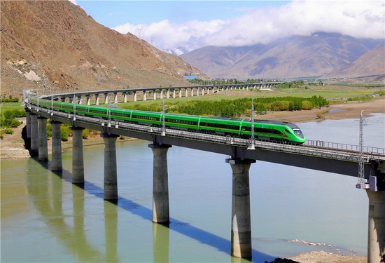 试运行的复兴号列车行驶在西藏山南市桑日县境内（2021年6月8日摄）。新华社记者 普布扎西 摄