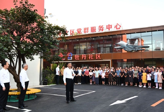 ↑这是习近平在沈阳市皇姑区三台子街道牡丹社区考察时，同社区居民群众亲切交流。