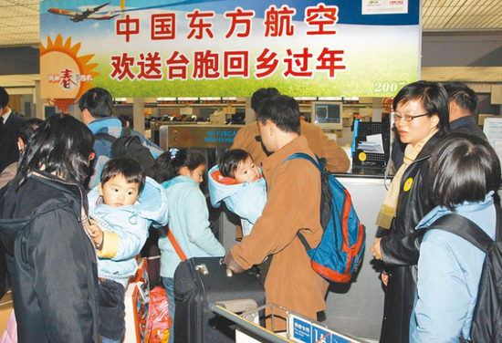 图为往年上海浦东机场台胞携家带眷准备返乡过年的情形。（中时电子报）