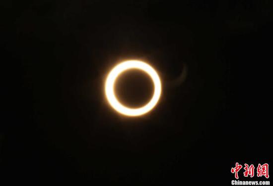 资料图：2012年5月21日清晨，福州天空出现难得一见的“日环食”天文奇观。中新社发 杨婀娜 摄