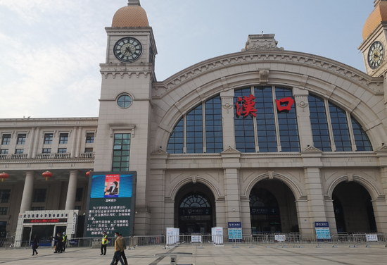 ▲4月4日，旅客穿过汉口站的站前广场。新京报记者 李桂 摄