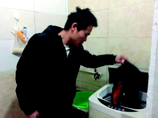 ◤在张立亭的住处,因救人而湿透的衣服还异日得及洗。