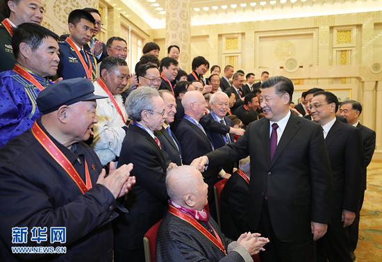 12月18日，庆祝改革开放40周年大会在北京人民大会堂隆重举行。中共中央总书记、国家主席、中央军委主席习近平在大会上发表重要讲话。这是庆祝大会结束后，习近平等会见受表彰人员及亲属代表。 新华社记者 鞠鹏 摄