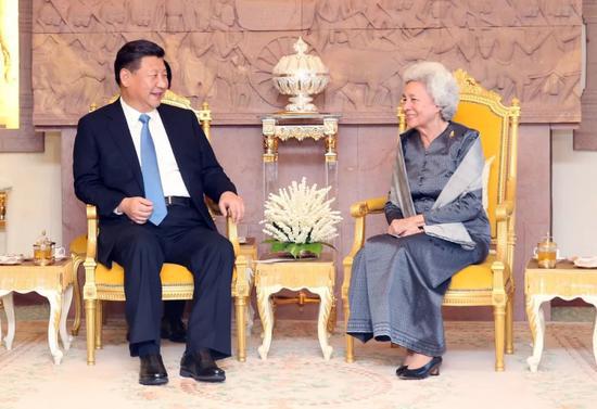 2016年10月13日，国家主席习近平在金边看望柬埔寨太后莫尼列。新华社记者姚大伟摄