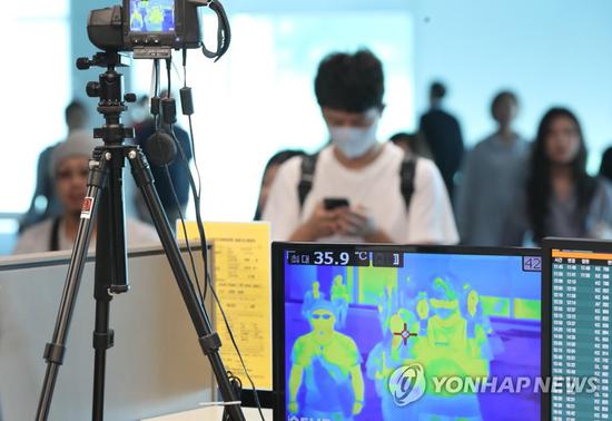 韩国仁川机场加强对入境游客的体温检查。(韩联社)