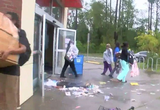 美国民众趁飓风“抢劫”商店 淡定面对直播镜头