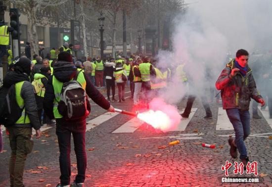 当地时间11月24日，巴黎香榭丽舍大街遭遇大规模示威活动。数以千计示威者聚集在街上，设置了不少路障，街道交通完全陷入瘫痪。中新社记者 李洋 摄