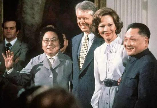 1979年1月，邓小平受美国总统卡特（右三）邀请访美。图为邓小平夫妇和卡特夫妇。