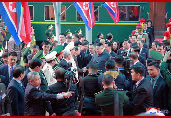 2月26日上午，朝鲜最高领导人金正恩专列抵达越南同登火车站。图片来源：朝中社