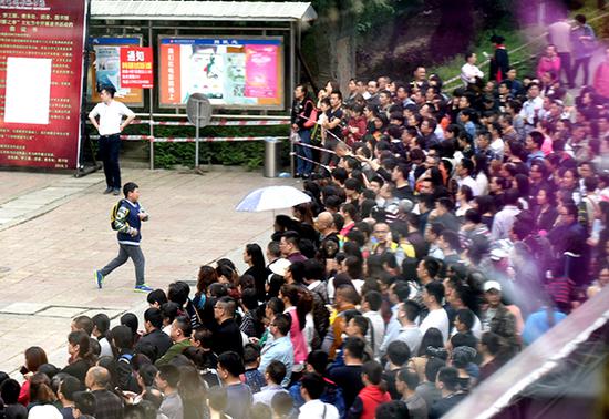 2016年4月, “全国小学数学奥林匹克比赛”决赛在四川成都的一个考点,家长等待学生出来。华西都市报 刘陈平/视觉中国 图