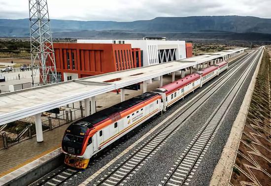 2019年9月10日，中企承建的肯尼亚内马铁路进行联调联试。新华社记者张宇摄