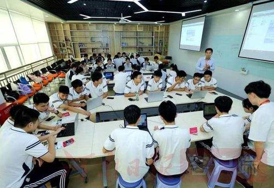 郑州九中学校组织同学们学习如何识别电脑诈骗行为。