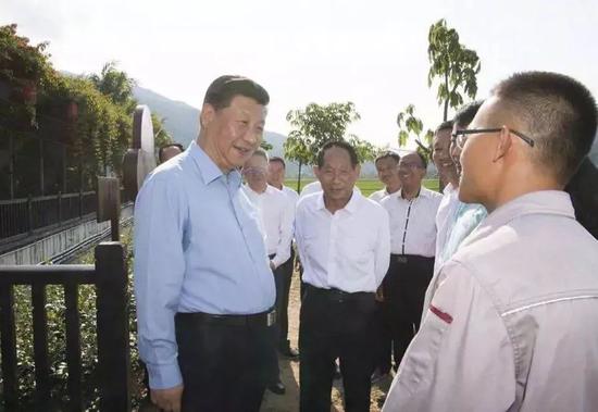 2018年4月12日，习近平在国家南繁科研育种基地（海南）同袁隆平院士等农业科技人员亲切交谈