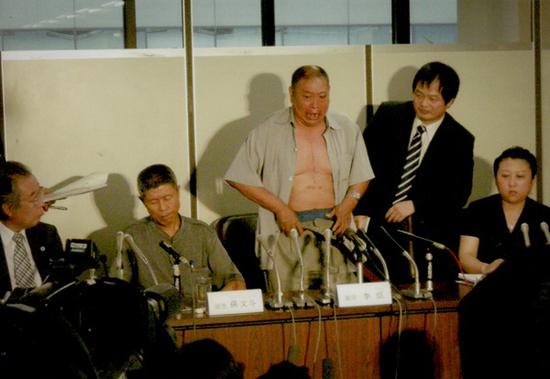 2007年7月18日,日本东京高等法院驳回了中国原告的全部诉求。图为李臣在开庭前的新闻发布会上脱裤,向记者展示毒气在身上留下的伤痕。