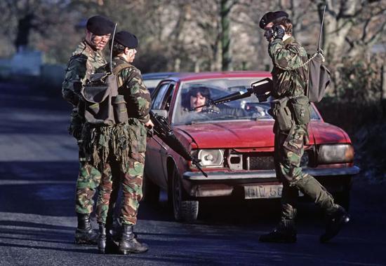30年冲突时期，部署在爱尔兰-北爱边界的英国士兵。（资料照片）