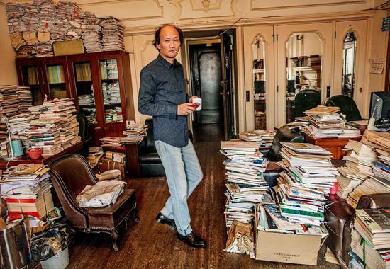 金宇澄在《上海文学》杂志社办公室 。摄影/陈漫