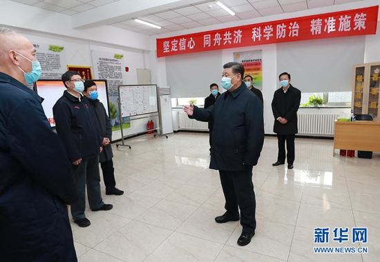 2020年2月10日，习近平总书记在北京调研指导新冠肺炎疫情防控工作。这是习近平在朝阳区安贞街道安华里社区，了解基层一线疫情联防联控情况。