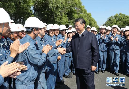 9月25日至28日，中共中央总书记、国家主席、中央军委主席习近平在东北三省考察，主持召开深入推进东北振兴座谈会。这是27日上午，习近平在辽宁中国石油辽阳石化公司同工人亲切握手。 新华社记者 鞠鹏 摄