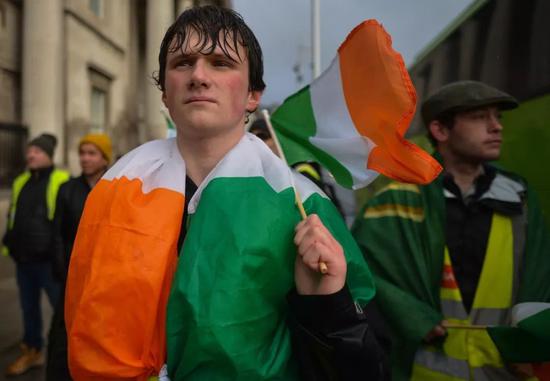 ▲12月15日，爱尔兰都柏林，当地爆发“黄背心”抗议活动。（视觉中国）