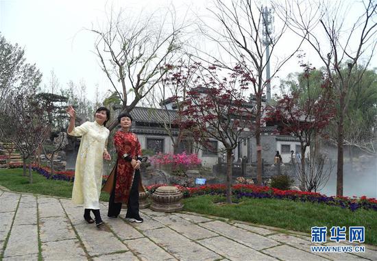 4月29日，参观者在北京世园会安徽园参观。 新华社发（任超 摄）