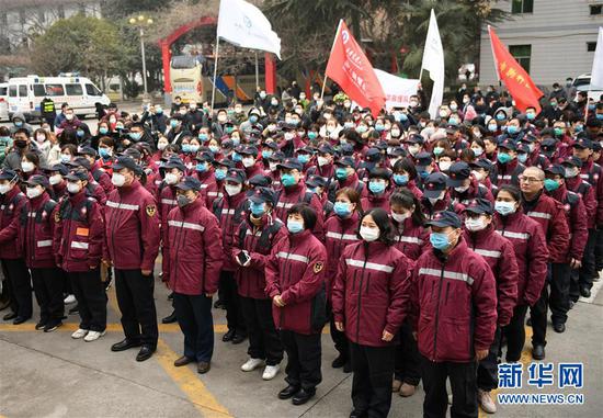 1月26日，陕西省援助湖北应对新型冠状病毒感染的肺炎疫情医疗队队员从西安出发。新华社记者 李一博 摄