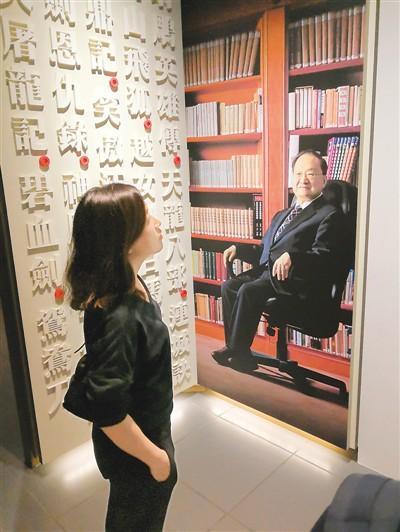 金庸去世后，“金庸迷”在香港“金庸馆”里缅怀查良镛先生。