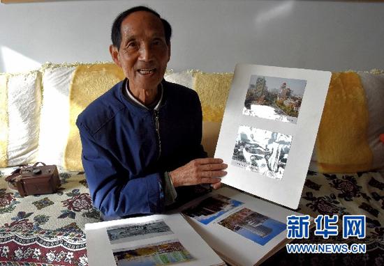 李汉朝展示人民东路旧照。（新华社记者 段敏夫 摄）