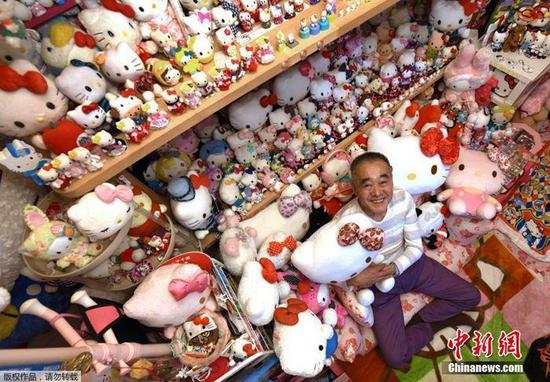 日本四街道市一名叫Gunji的男子，因拥有5169件Hello Kitty藏品，成为收藏Hello Kitty物品的吉尼斯世界纪录保持者。