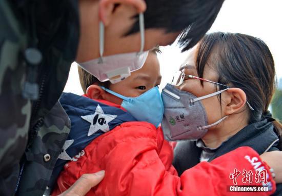 2月9日中午,浙江绍兴市中医院呼吸科医生王一萍5岁的儿子七七(小名)为母亲送行。当天,王一萍随绍兴市第三批驰援武汉医疗队出发。中新社发 袁云 摄