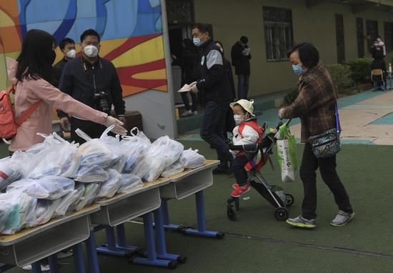 一位奶奶来帮孙子领教材。摄影/新京报记者 浦峰